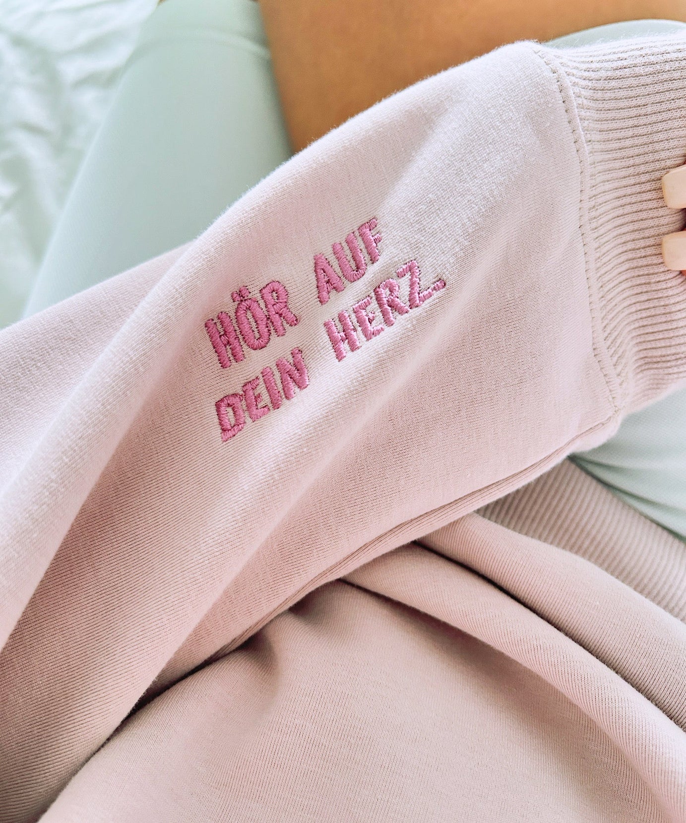 Zwiespalt "Listen to Your Heart" Cozy Crewneck Sweatshirt | Fall & Holiday Comfort for Women