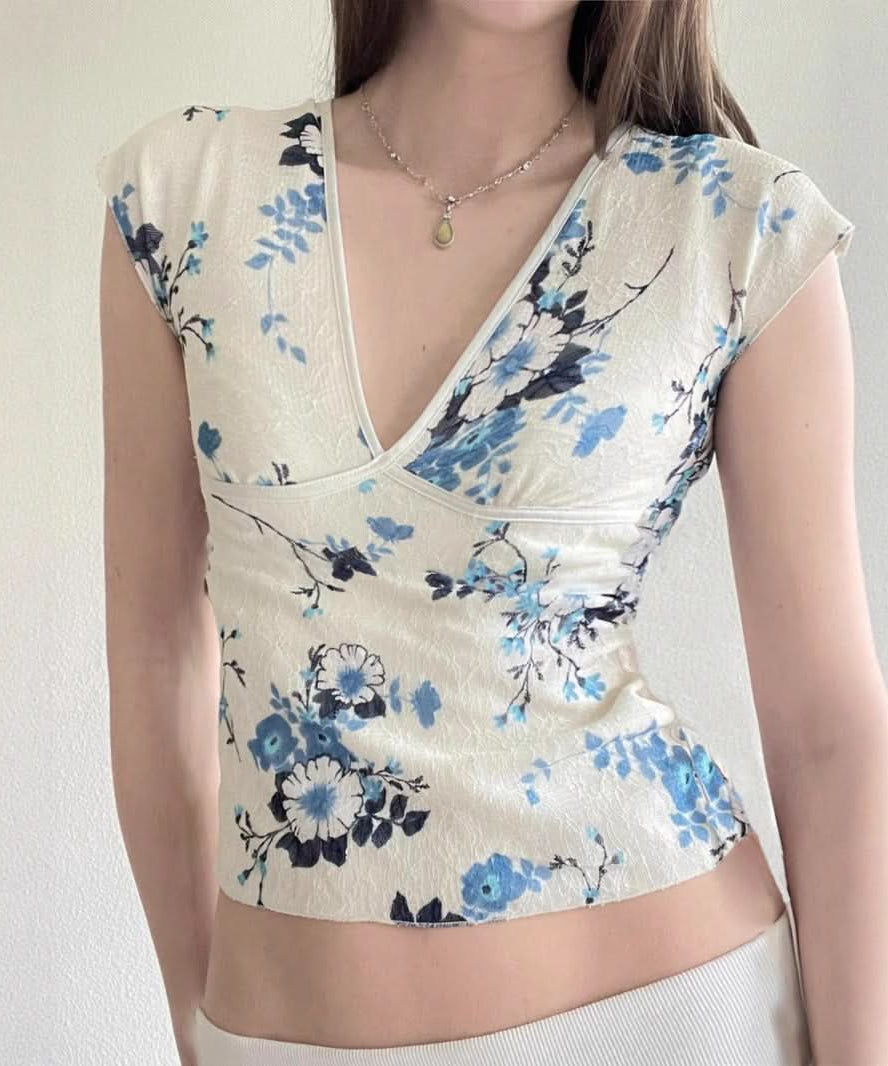 Y2K Chic Blue Floral V-Neck Crop Top - Delicate Cap Sleeve Blouse for Effortless Fall Layering
