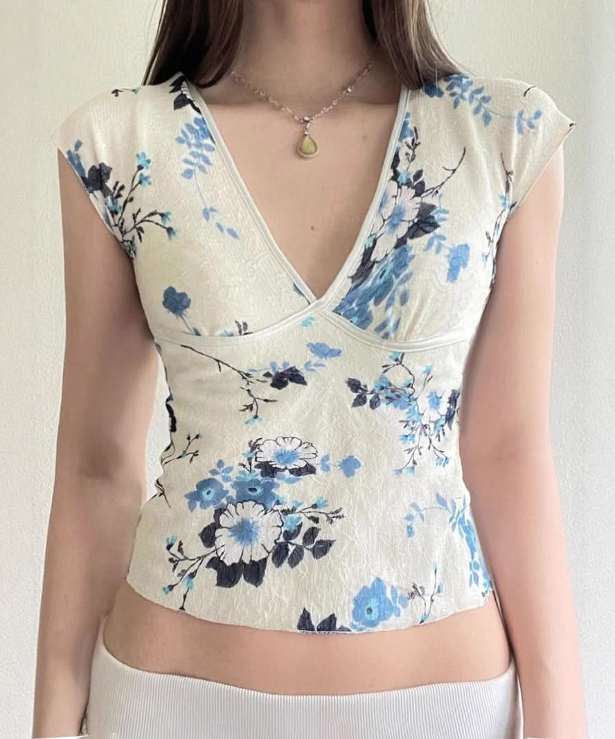Y2K Chic Blue Floral V-Neck Crop Top - Delicate Cap Sleeve Blouse for Effortless Fall Layering