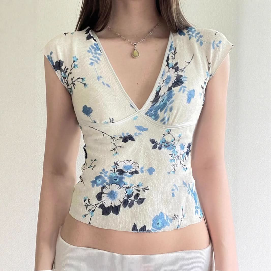 Y2K Chic Blue Floral V-Neck Crop Top - Delicate Cap Sleeve Blouse for Effortless Fall Layering