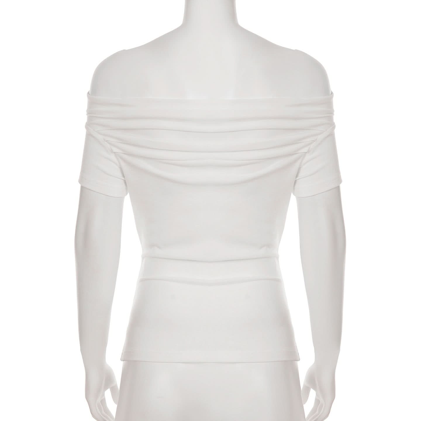 Edgy Statement Off-Shoulder Graphic Tee – Fall's Must-Have 'The Man's Run' Top