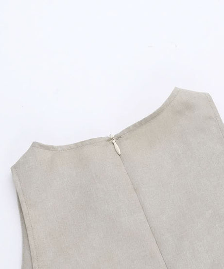 Autumn Chic: The Effortless Keyhole Pleated Midi Dress