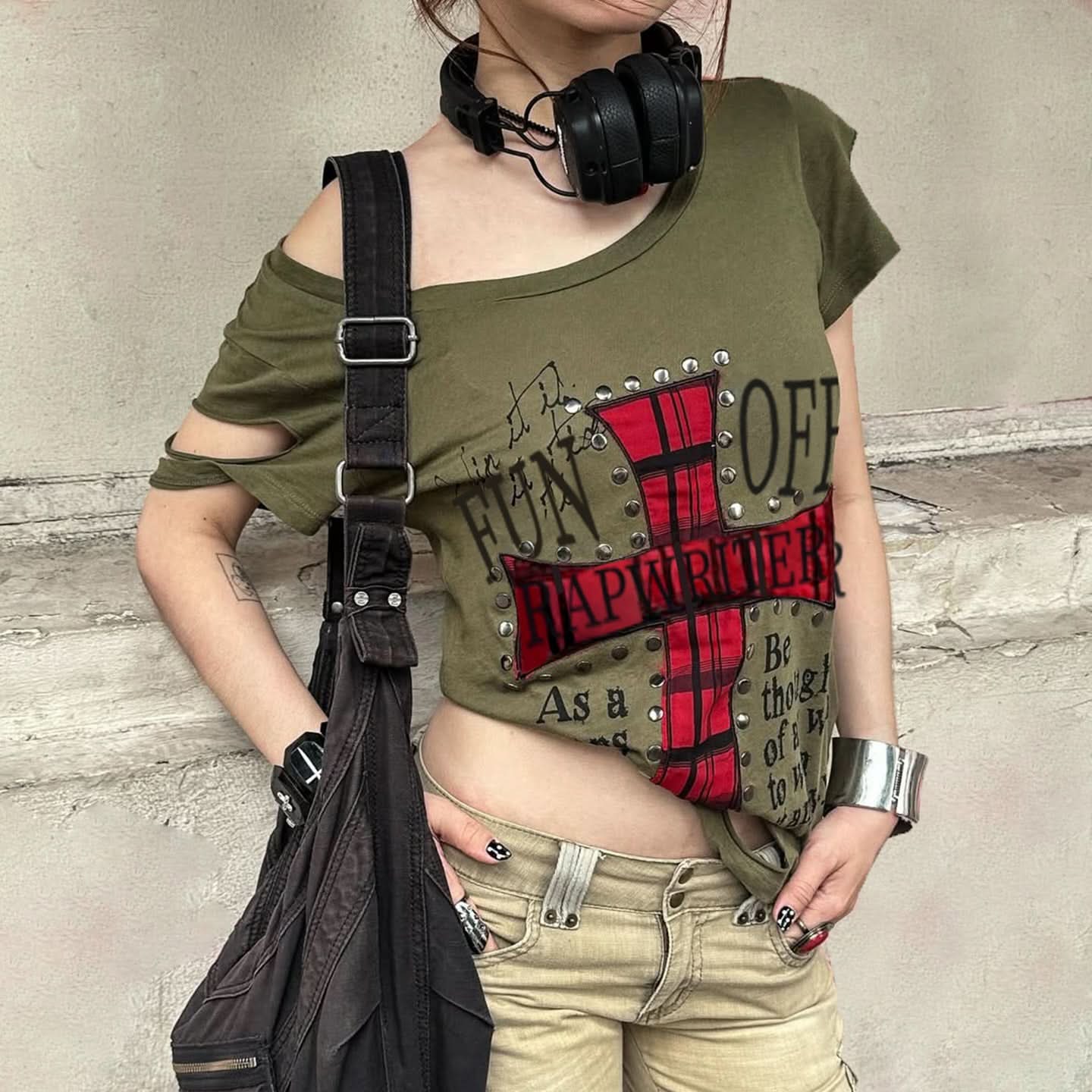 Autumn Edge: Grunge Graphic Cut-Out Crop Tee – Your Spooky Season Statement