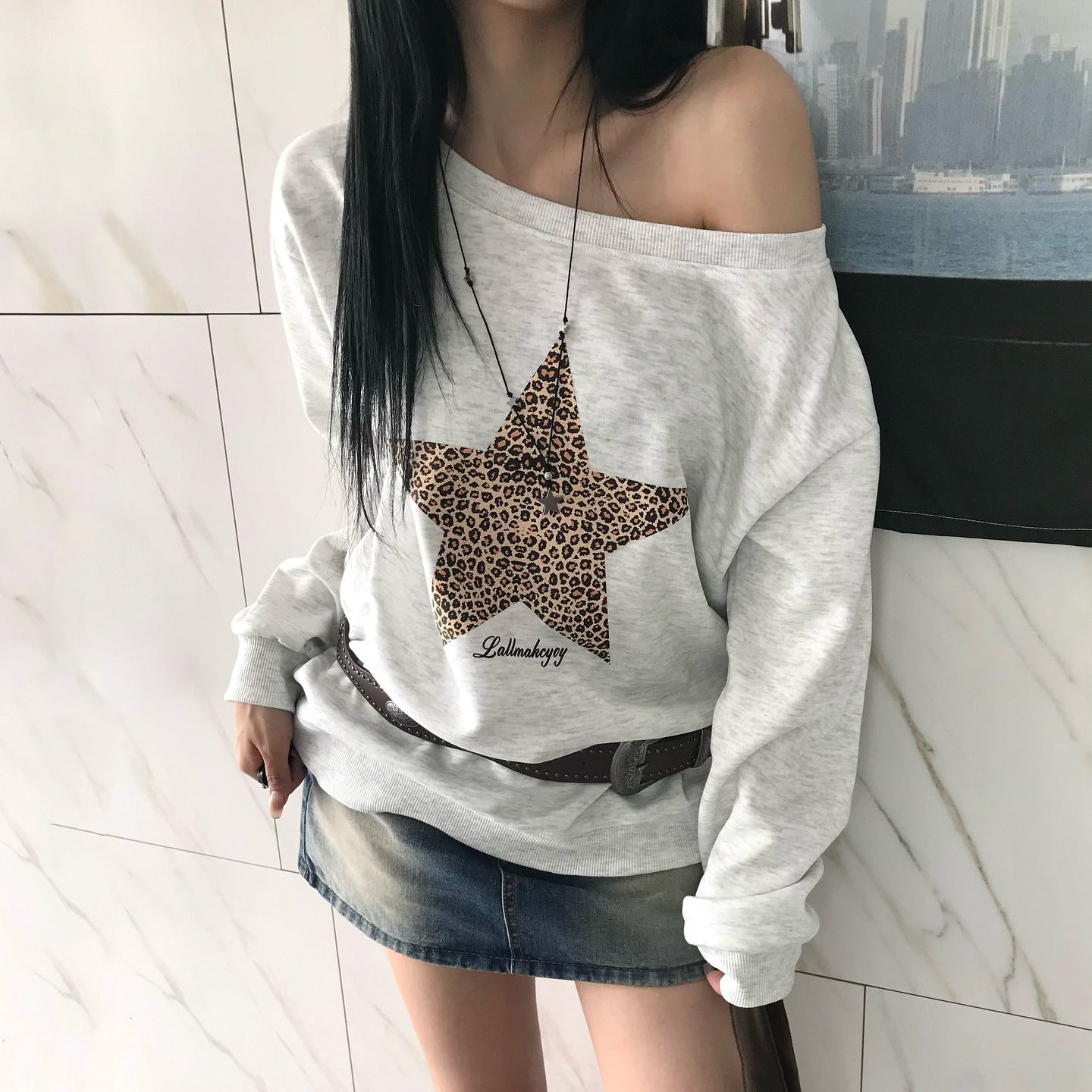 Effortless Chic Leopard Star Off-Shoulder Sweatshirt – Your Go-To Fall & Holiday Style Statement