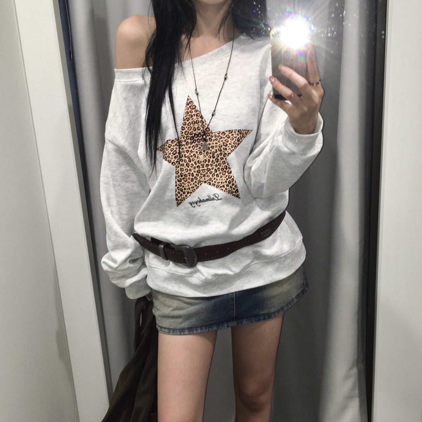 Effortless Chic Leopard Star Off-Shoulder Sweatshirt – Your Go-To Fall & Holiday Style Statement