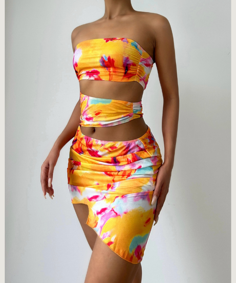 Vibrant Tropical Bloom Cut-Out Two-Piece Set - Strapless Top & Ruched Mini Skirt for Fall Getaways
