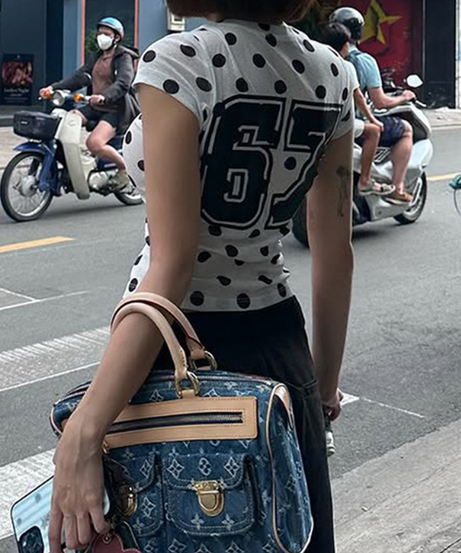 Effortless Chic: Trendy Polka Dot Graphic Cropped Tee – Your Essential Short Sleeve for Fall Style