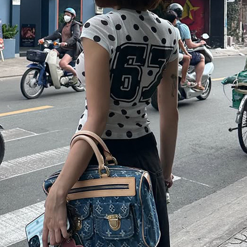 Effortless Chic: Trendy Polka Dot Graphic Cropped Tee – Your Essential Short Sleeve for Fall Style