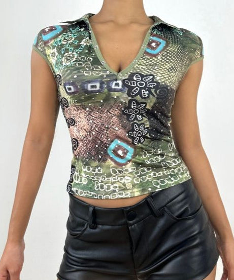 Fall Chic Y2K Abstract Print Collared V-Neck Top - Cap Sleeve & Fitted