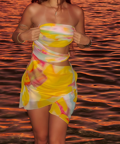 Vibrant Tropical Bloom Cut-Out Two-Piece Set - Strapless Top & Ruched Mini Skirt for Fall Getaways